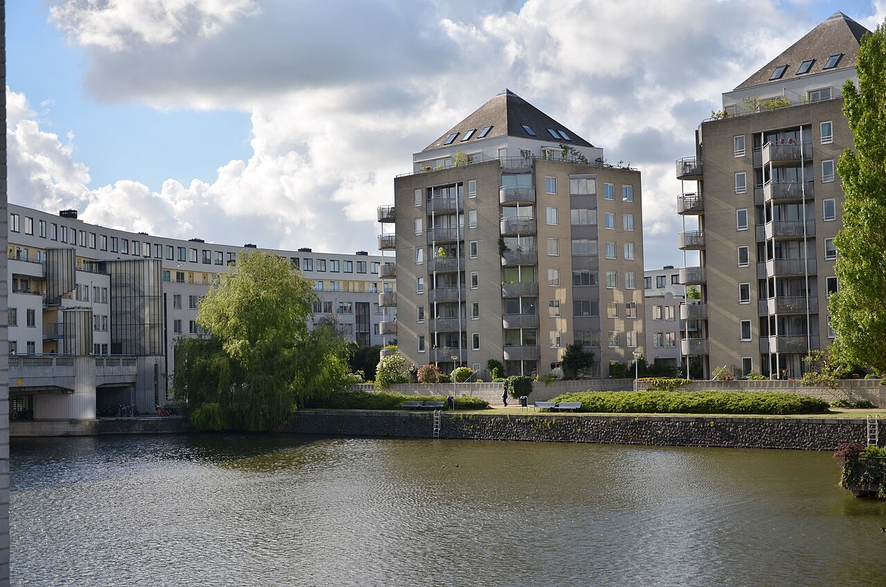 Entrepothaven met woningbouw uit de jaren negentig in het Oostelijk Havengebied