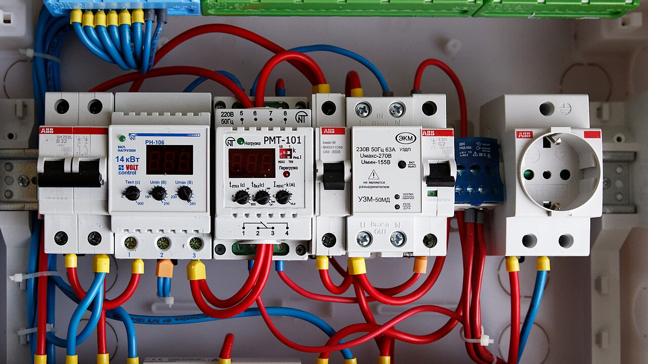 Verdeelinrichting met contactoren en beveiligingen op een DIN-rail in een bedrijfspand